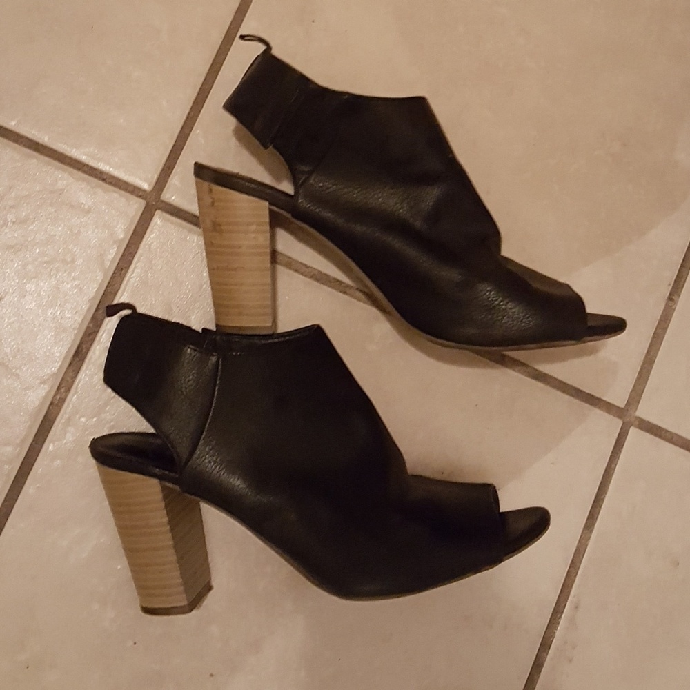 Black peep toe mule pumps